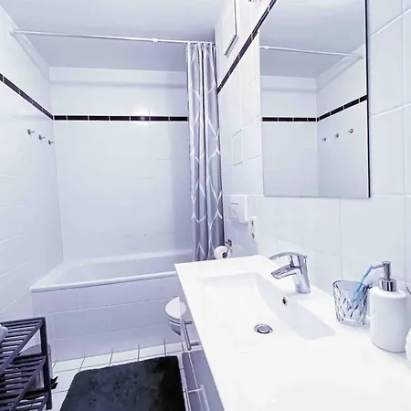 Luxury Cinema 2r Apt + Balcony / 65m²